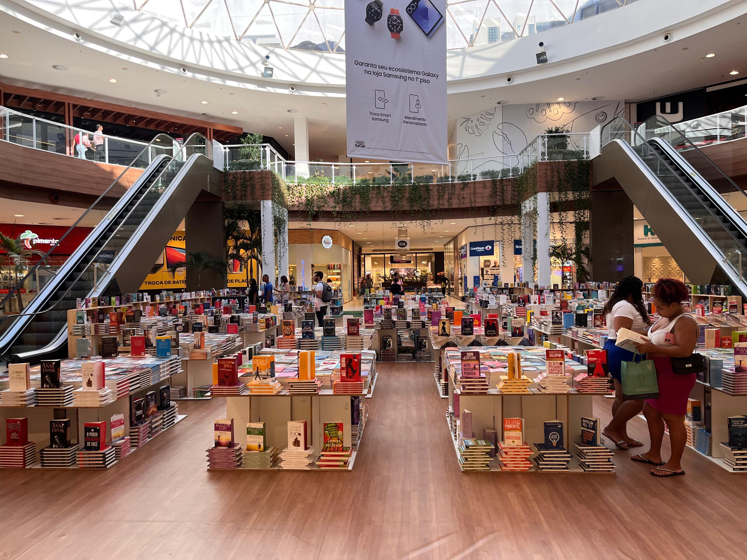 Com mais de 2 mil títulos, feira de livros chega em shopping de ...